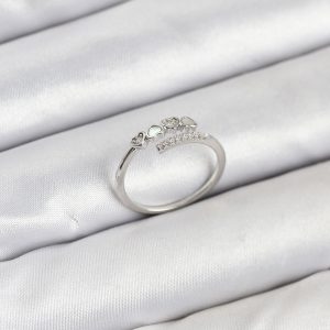 Pirinç Gümüş Renk Kalpli Detaylı Zirkon Taşlı Kadın Yüzük