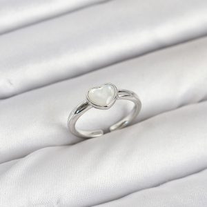 Pirinç Gümüş Renk Kalpli Kadın Yüzük