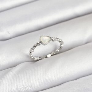 Pirinç Gümüş Renk Kalpli Model Kadın Yüzük