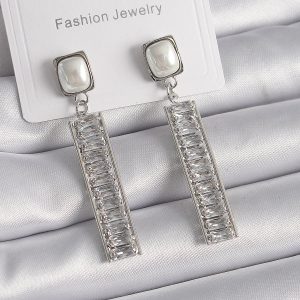 Pirinç Gümüş Renk Kare İnci Zirkon Taşlı Su Yolu Model Kadın Küpe