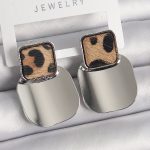 Pirinç Gümüş Renk Kare Plaka Leopar Desenli Kadın Küpe