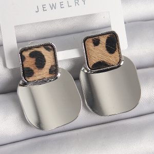 Pirinç Gümüş Renk Kare Plaka Leopar Desenli Kadın Küpe