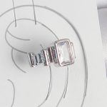 Pirinç Gümüş Renk Kare Zirkon Taşlı Kadın Kıkırdak Model Küpe