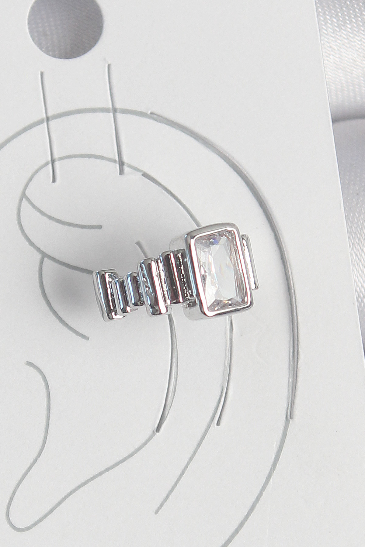 Pirinç Gümüş Renk Kare Zirkon Taşlı Kadın Kıkırdak Model Küpe