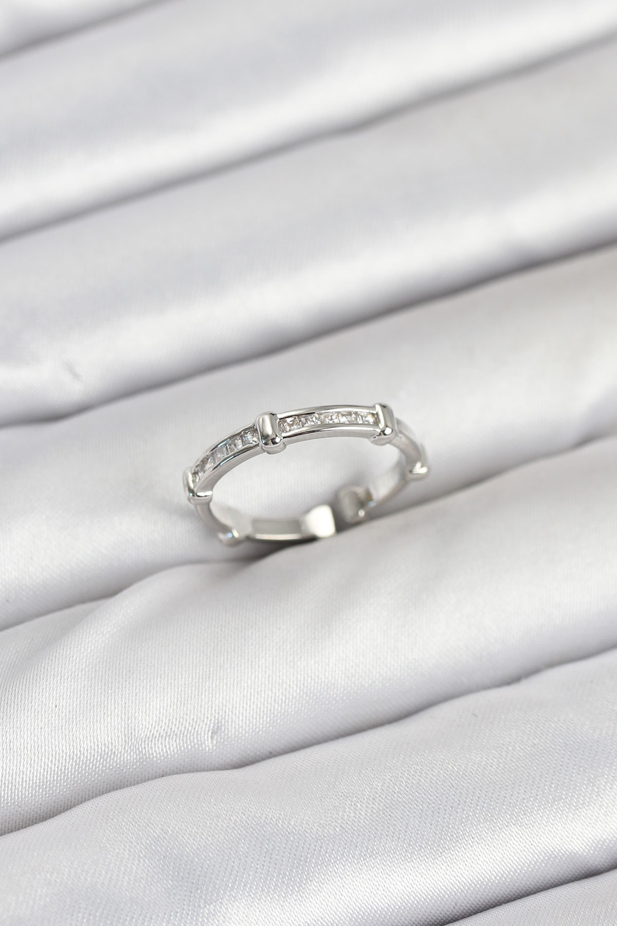 Pirinç Gümüş Renk Kemik Model Zirkon Taşlı Kadın Yüzük