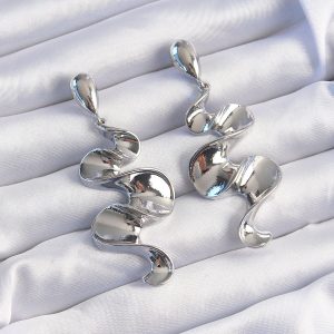 Pirinç Gümüş Renk Kıvrımlı Sallantılı Küpe