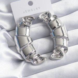 Pirinç Gümüş Renk Kruvasan Model Kadın Küpe