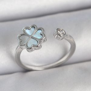 Pirinç Gümüş Renk Mavi Mineli Yonca Model Zirkon Taş Detay Ayarlanabilir Kadın Yüzük