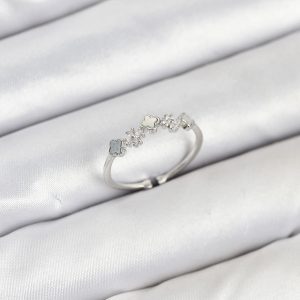 Pirinç Gümüş Renk Minimal Yonca Detaylı Kadın Yüzük