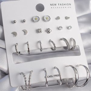 Pirinç Gümüş Renk Papatya Detaylı 12 Çift Kadın Küpe Seti