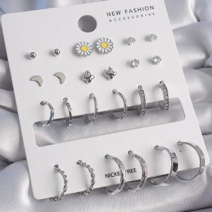 Pirinç Gümüş Renk Papatya Detaylı 12 Çiftli Kadın Küpe Seti