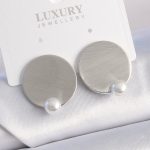 Pirinç Gümüş Renk Plaka Model İnci Detay Kadın Küpe