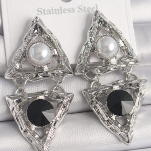 Pirinç Gümüş Renk Sallantı Üçgen Model İnci Detay Kadın Küpe