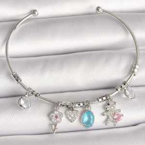 Pirinç Gümüş Renk Sallantı Zirkon Taşlı Ayıcık Figür Çiçek Detay Charm Kadın Bileklik