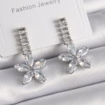 Pirinç Gümüş Renk Su Yolu Zirkon Taşlı Çiçek Model Kadın Küpe