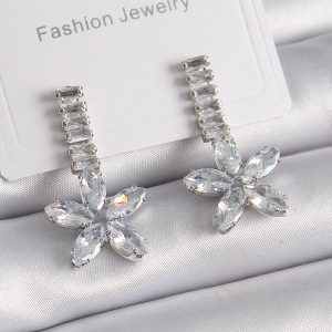 Pirinç Gümüş Renk Su Yolu Zirkon Taşlı Çiçek Model Kadın Küpe