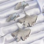 Pirinç Gümüş Renk Tırtıklı Yaprak Model Sallantılı Küpe