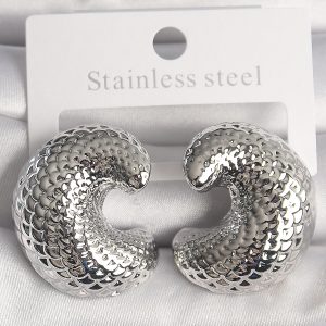 Pirinç Gümüş Renk Yılan Sırtı İşlemeli Yarım Halka Model Kadın Küpe