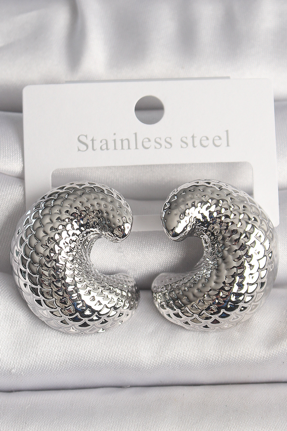 Pirinç Gümüş Renk Yılan Sırtı İşlemeli Yarım Halka Model Kadın Küpe