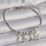 Pirinç Gümüş Renk Zincir Sallantı Zirkon Taşlı Yonca Figür Charm Bileklik