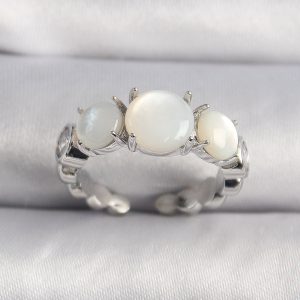 Pirinç Gümüş Renk Zirkon Taş Detaylı Beyaz Sedefli VIP Seri Kadın Yüzük