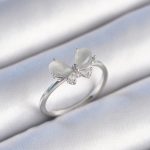 Pirinç Gümüş Renk Zirkon Taşlı Beyaz Mineli Kelebek Model Kadın Yüzük