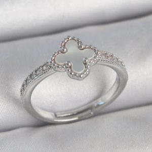 Pirinç Gümüş Renk Zirkon Taşlı Beyaz Mineli Yonca Model Ayarlanabilir Kadın Yüzük