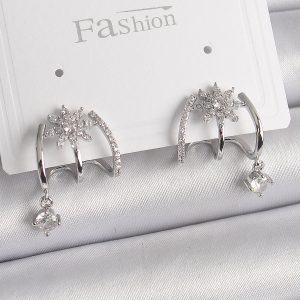 Pirinç Gümüş Renk Zirkon Taşlı Çiçek Figür Sallantı Detay Kadın Küpe