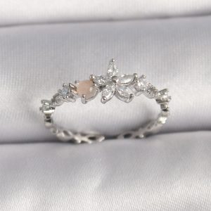 Pirinç Gümüş Renk Zirkon Taşlı Çiçek Model Ayarlanabilir Yüzük