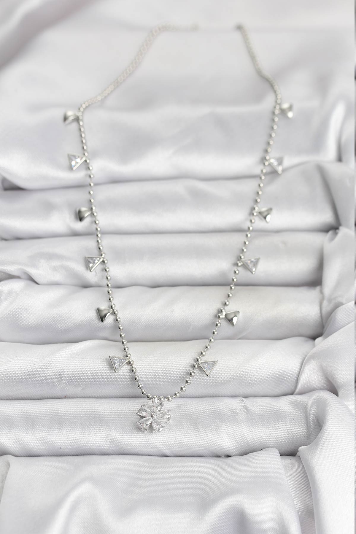 Pirinç Gümüş Renk Zirkon Taşlı Çiçek Model Kadın Kolye