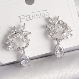 Pirinç Gümüş Renk Zirkon Taşlı Çiçek Model Sallantı Damla Detay Kadın Küpe