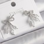 Pirinç Gümüş Renk Zirkon Taşlı Düğüm Model Damla Zirkon Taşlı Kadın Küpe