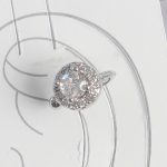 Pirinç Gümüş Renk Zirkon Taşlı Kadın Kıkırdak Model Küpe