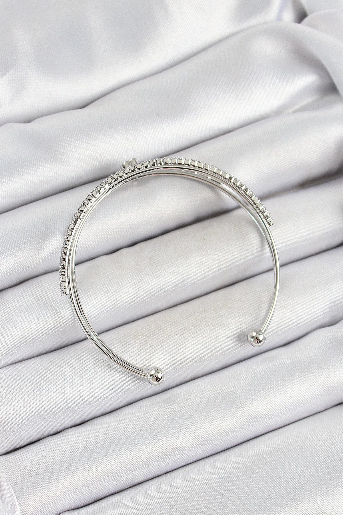 Pirinç Gümüş Renk Zirkon Taşlı Kalp Detaylı Kadın Bileklik