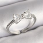 Pirinç Gümüş Renk Zirkon Taşlı Kalp Fiyonk Model Kadın Yüzük