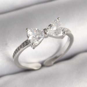 Pirinç Gümüş Renk Zirkon Taşlı Kalp Fiyonk Model Kadın Yüzük