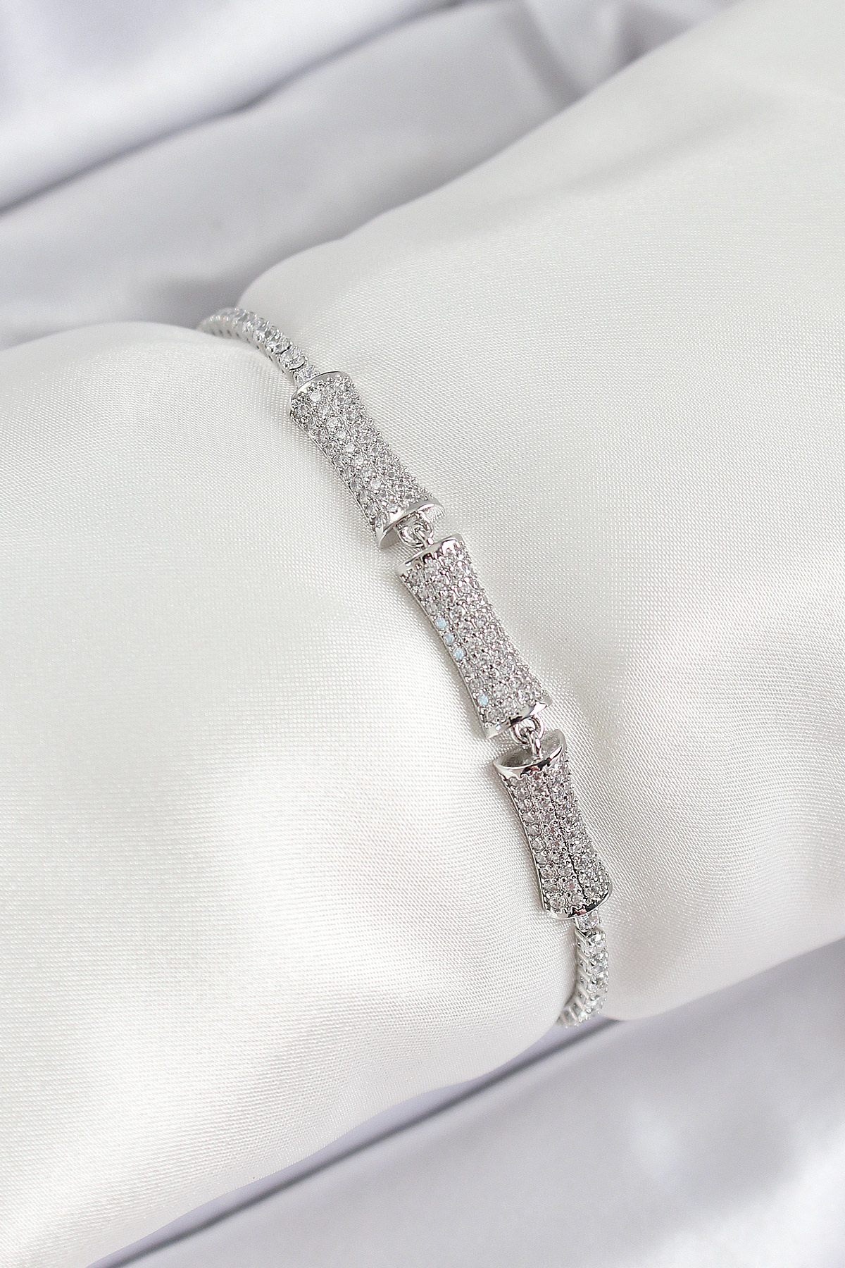 Pirinç Gümüş Renk Zirkon Taşlı Kemik Model Kadın Bileklik