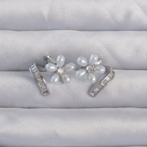 Pirinç Gümüş Renk Zirkon Taşlı Kıvrımlı İnci Çiçek Küpe