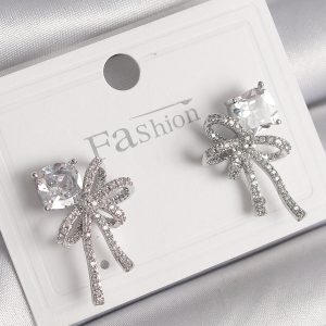 Pirinç Gümüş Renk Zirkon Taşlı Kurdele Model Kadın Küpe