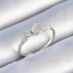 Pirinç Gümüş Renk Zirkon Taşlı Oval Beyaz Mineli Kadın Yüzük