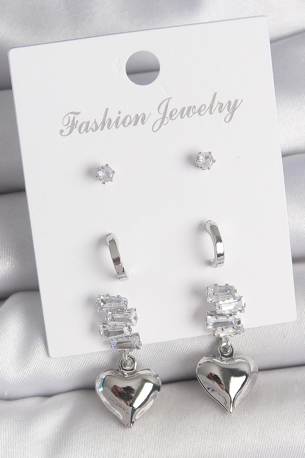 Pirinç Gümüş Renk Zirkon Taşlı Sallantılı Kalp Model Yarım Halka Detay 3 Çfit Kadın Küpe Seti