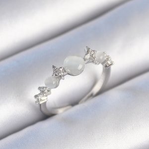 Pirinç Gümüş Renk Zirkon Taşlı Yıldız Detay Beyaz Mineli Kadın Yüzük