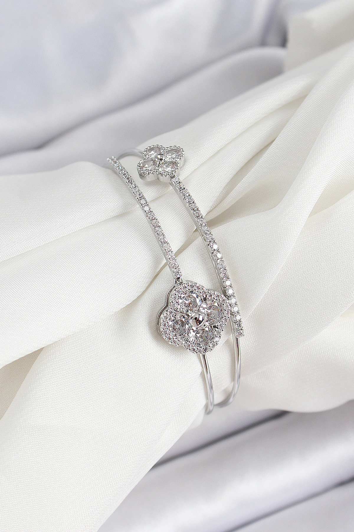 Pirinç Gümüş Renk Zirkon Taşlı Yonca Model 2'li Kadın Bileklik