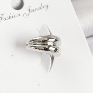 Pirinç Halka Model Gümüş Renk Sağ Kıkırdak Küpe