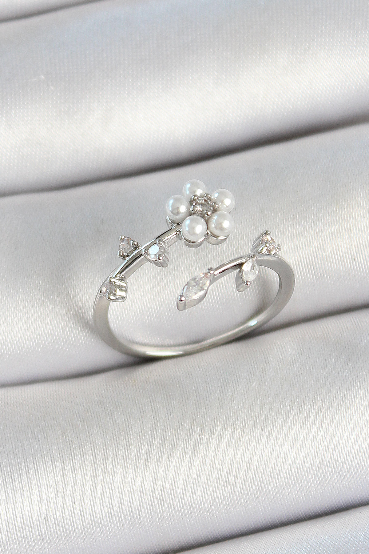 Pirinç İnci Detaylı Papatya Figürlü Zirkon Taşlı Gümüş Renk Ayarlanabilir Kadın Yüzük