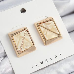 Pirinç Krem Üçgen Kesim Detaylı Kare Model Vintage Gold Renk Kadın Küpe