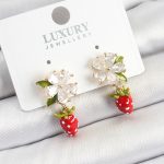 Pirinç Mineli Zirkon Taşlı Çiçek Model Sallantılı Çilek Detaylı Gold Renk Kadın Küpe