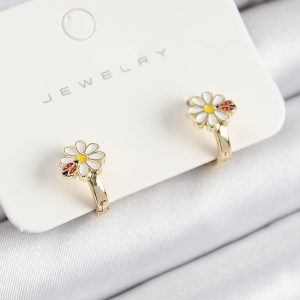 Pirinç Papatya Model Gold Renk Çocuk Küpe