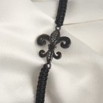 Pirinç Siyah Renk Zirkon Taş İşlemeli Zambak Figür Asansörlü Makrome Model Kadın Bileklik