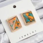 Pirinç  Turuncu Yeşil Üçgen Kesim Detaylı Kare Model Vintage Gold Renk Kadın Küpe